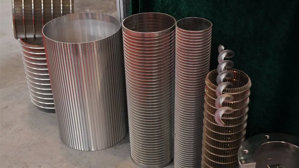 Filtračný prvok z kompozitnej sieťoviny s dierovanou doskou